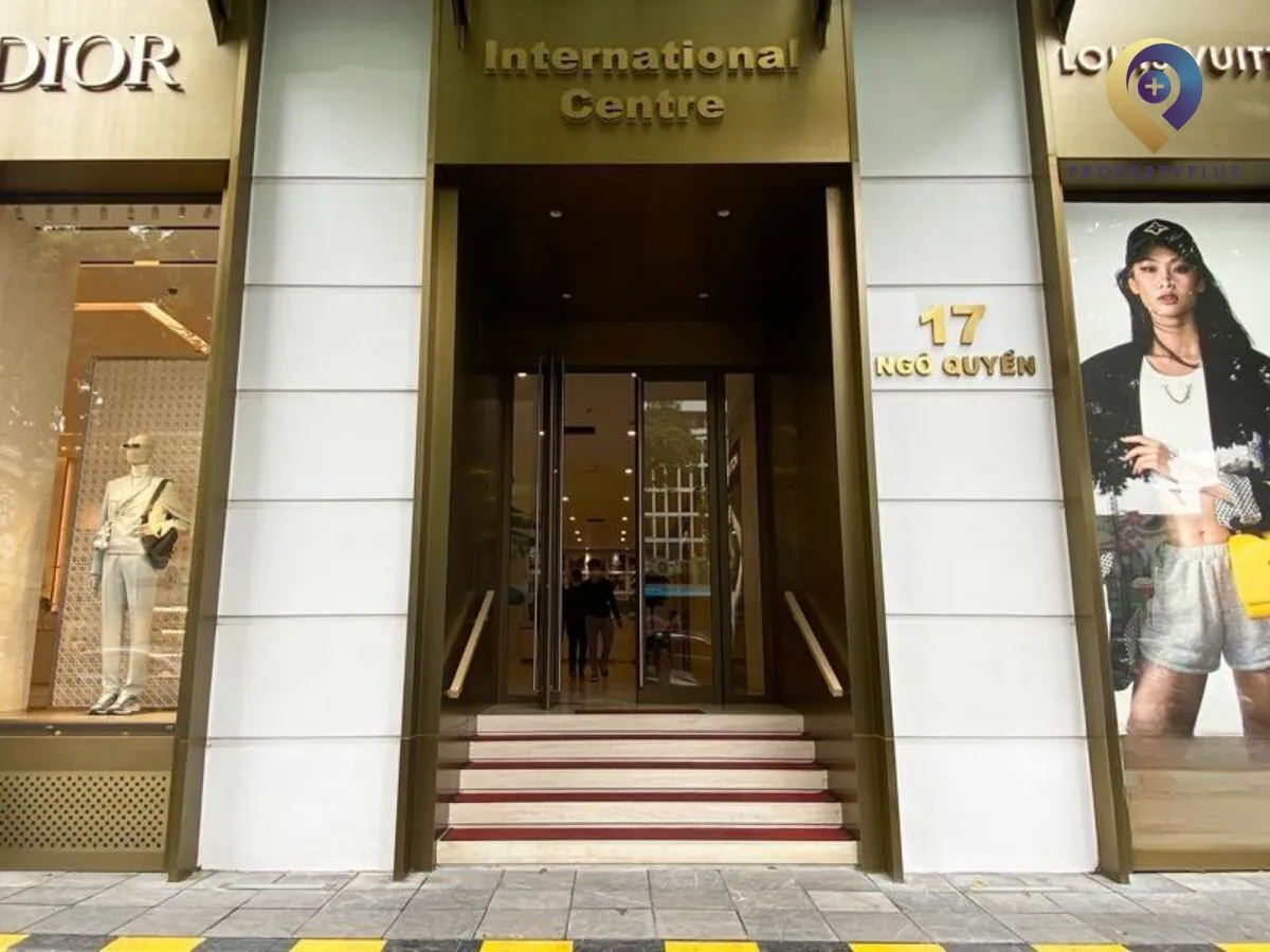 Cửa vào chính tòa nhà International Centre với bảng hiệu nổi bật và logo Property Plus.